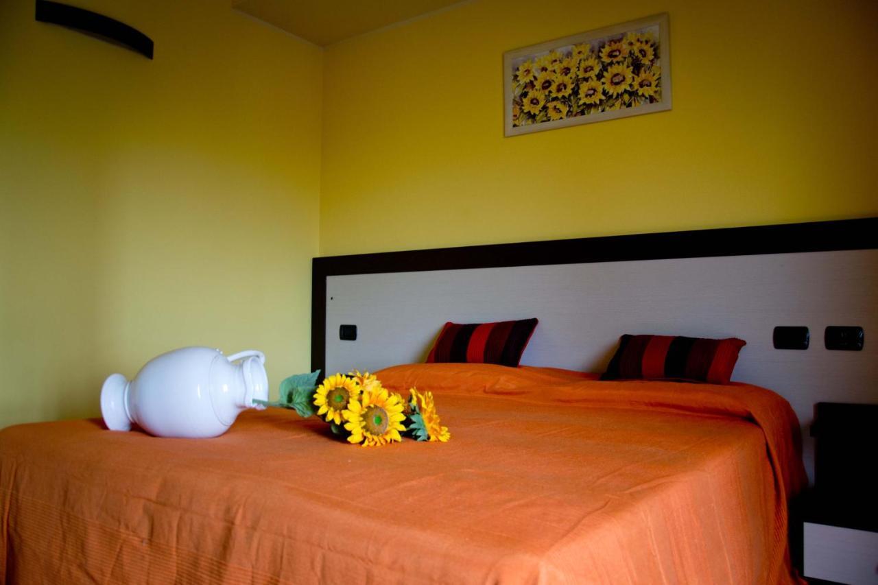 Agriturismo Monbertola Govone Eksteriør billede
